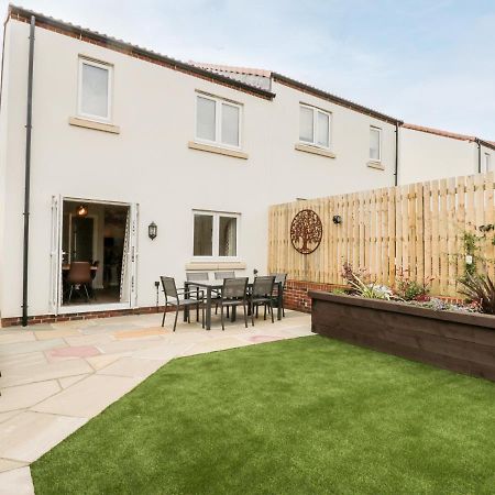 Misty Moon Villa Whitby Exterior photo