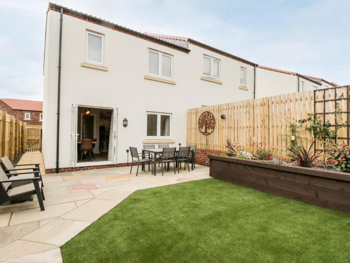 Misty Moon Villa Whitby Exterior photo