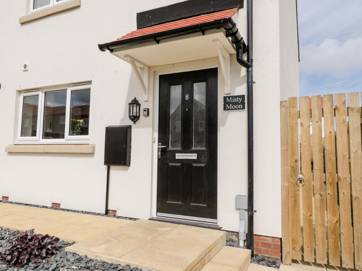 Misty Moon Villa Whitby Exterior photo